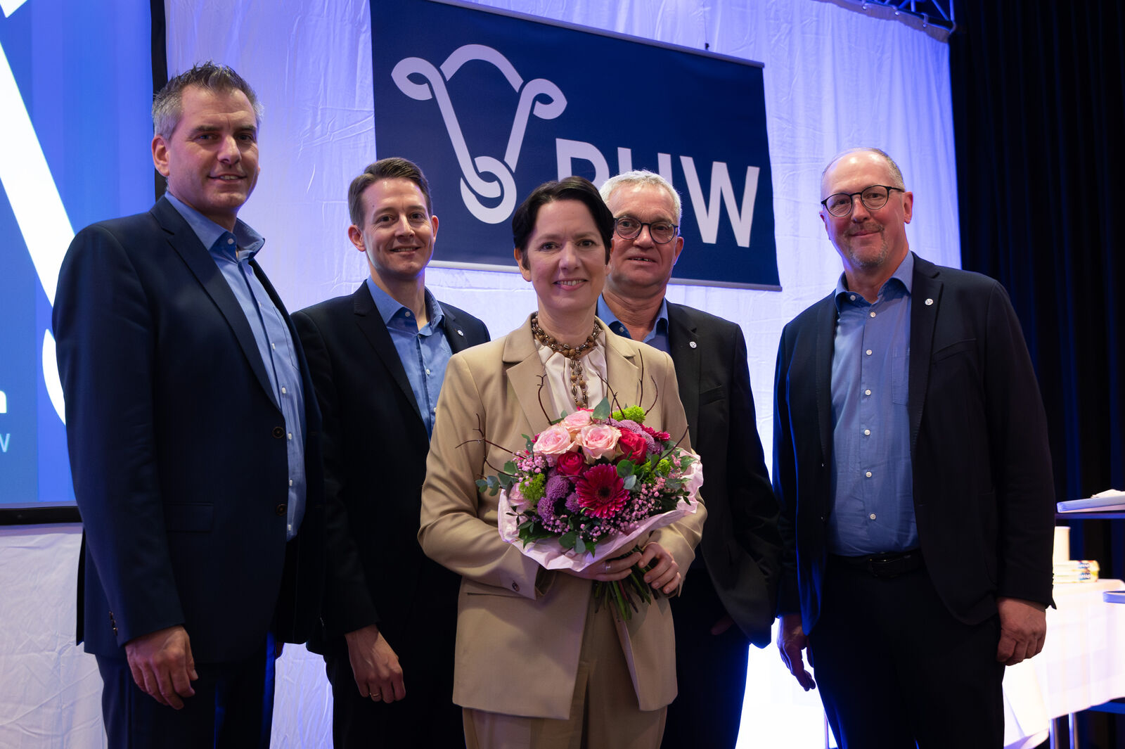 Dr. Jens Baltissen (Geschäftsführender Vorstand der RUW), Dr. Michael Steinmann (Geschäftsführender Vorstand der RUW), Silke Gorißen (Ministerin für Landwirtschaft und Verbraucherschutz des Landes Nordrhein-Westfalen), Heinrich Buxtrup (RUW-Vorstandsvorsitzender), Georg Geuecke (RUW-Aufsichtsratsvorsitzender) (v. l.)