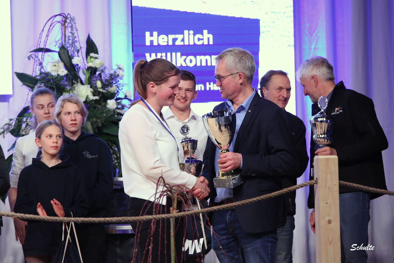 Heinrich Buxtrup gratuliert dem diesjährigen Supreme Champion Josefa Henkelmann aus Wadersloh.
