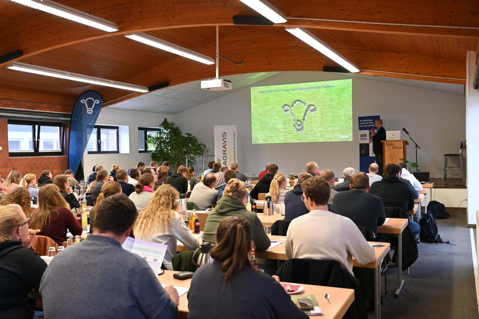 Dr. Ulrich Janowitz, Rinder-Union West, berichtet über aktuelle Themen der RUW.