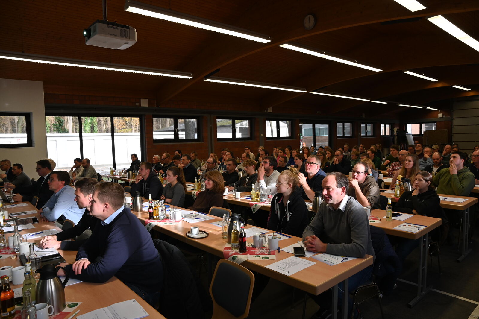 Die vielen interessierten Landwirte, Schüler und Tierärzte füllen den Seminarraum auf Haus Düsse.